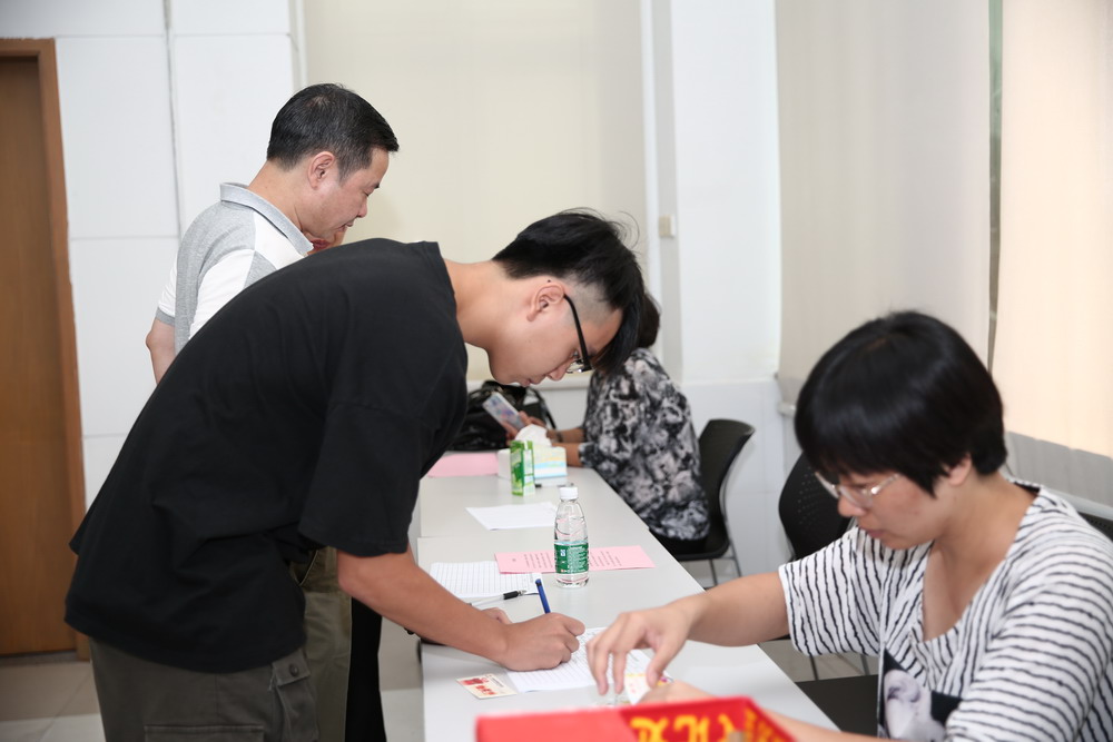 2018年港澳台联考招生说明会场面火爆，家长闻讯而来，络绎不绝