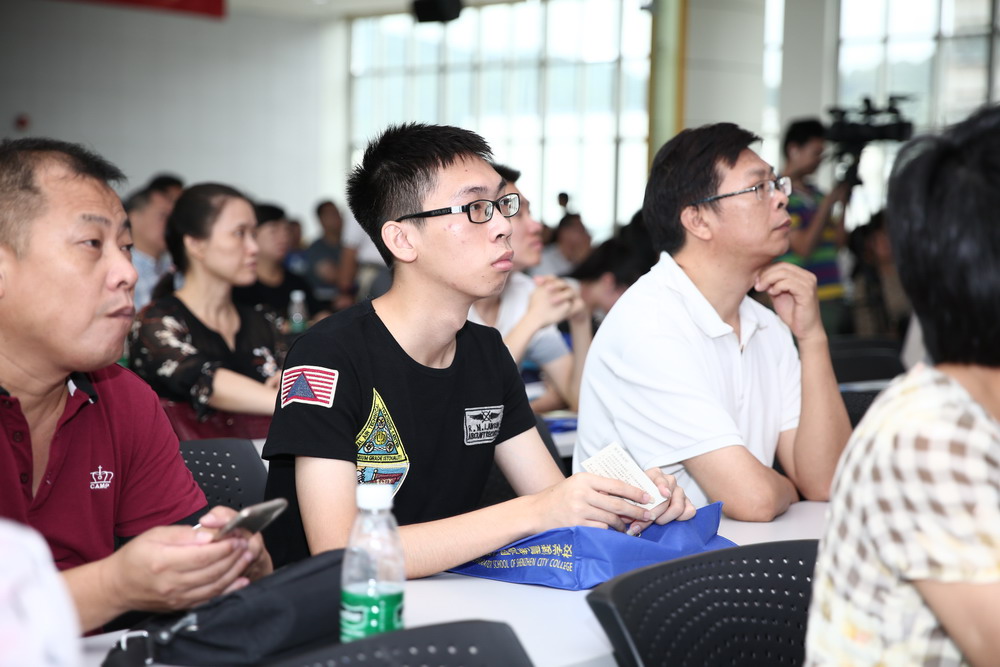 课堂内外，老师们精心教学