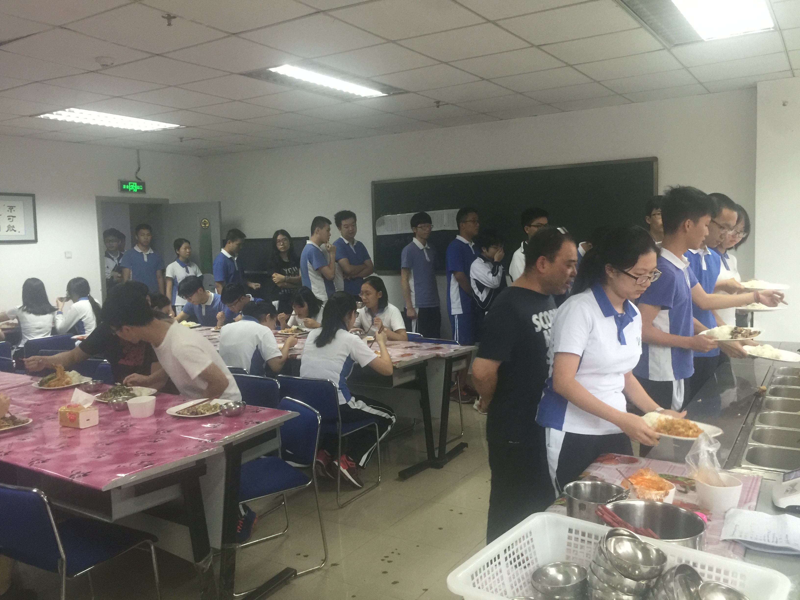 学生用餐，自行排队，井井有条！